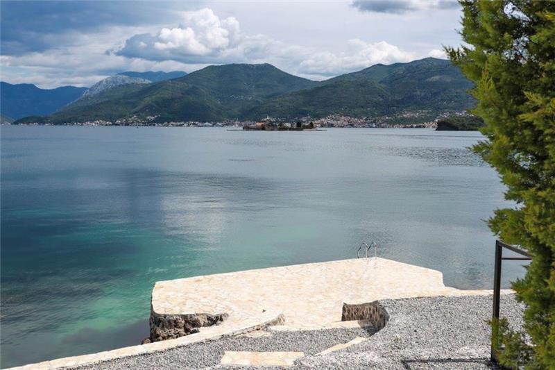 Beachfront villa in Tivat, photograph 17