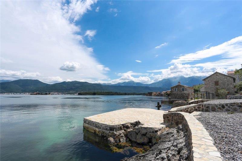 Beachfront villa in Tivat, photograph 15