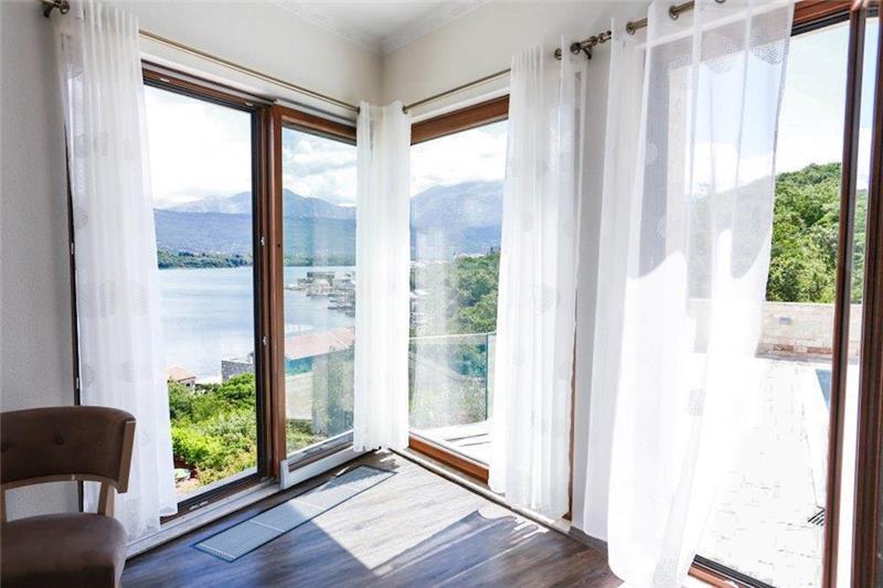 Beachfront villa in Tivat, photograph 14