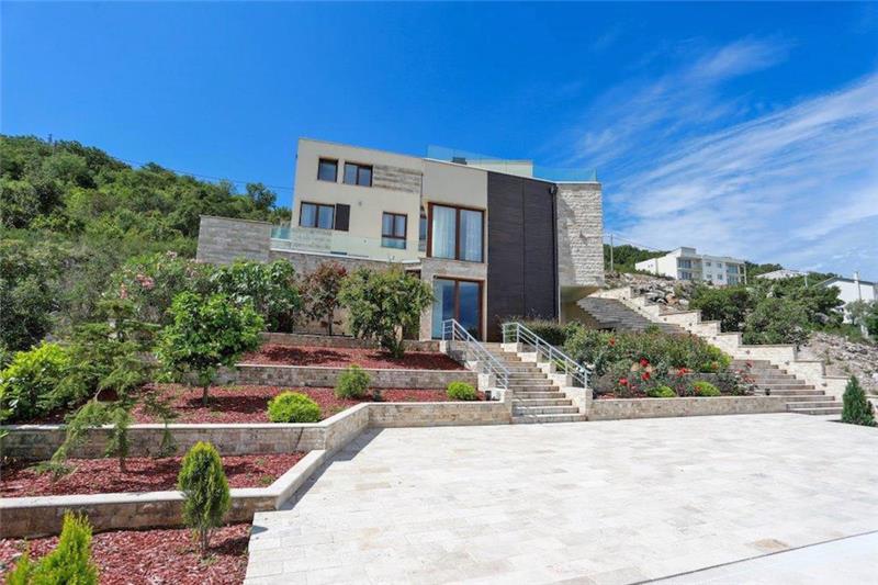 Beachfront villa in Tivat, photograph 24