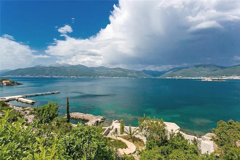 Beachfront villa in Tivat, photograph 3
