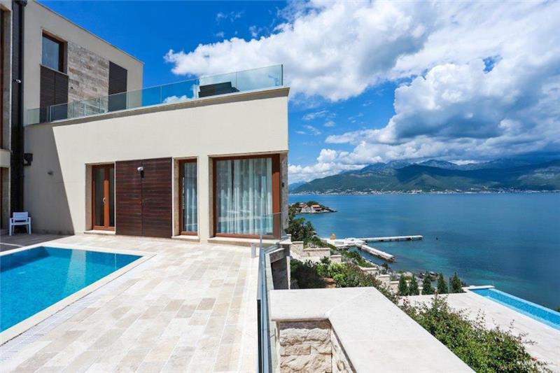 Beachfront villa in Tivat, photograph 23