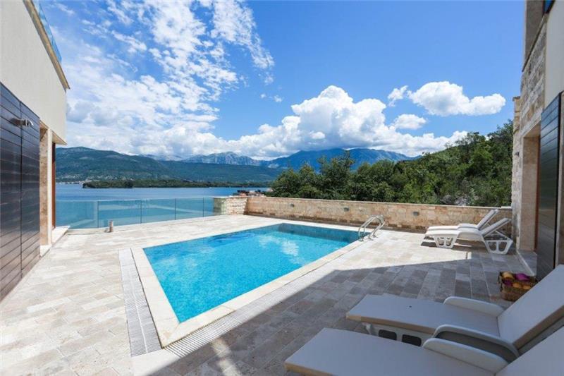 Beachfront villa in Tivat, photograph 2