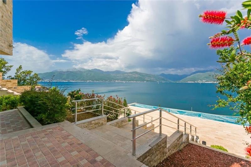 Beachfront villa in Tivat, photograph 22