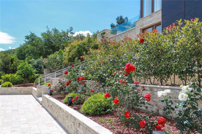 Beachfront villa in Tivat, photograph 19