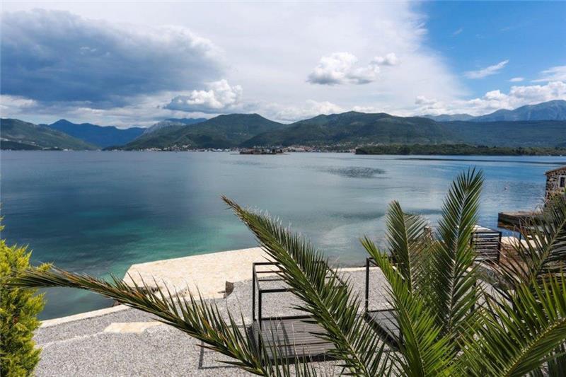 Beachfront villa in Tivat, photograph 18