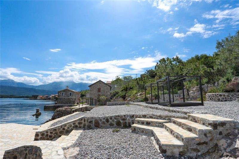Beachfront villa in Tivat, photograph 16