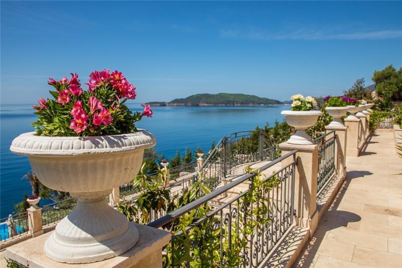 Beachfront villa in Budva, photograph 18