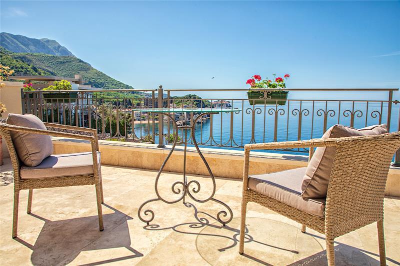 Beachfront villa in Budva, photograph 16