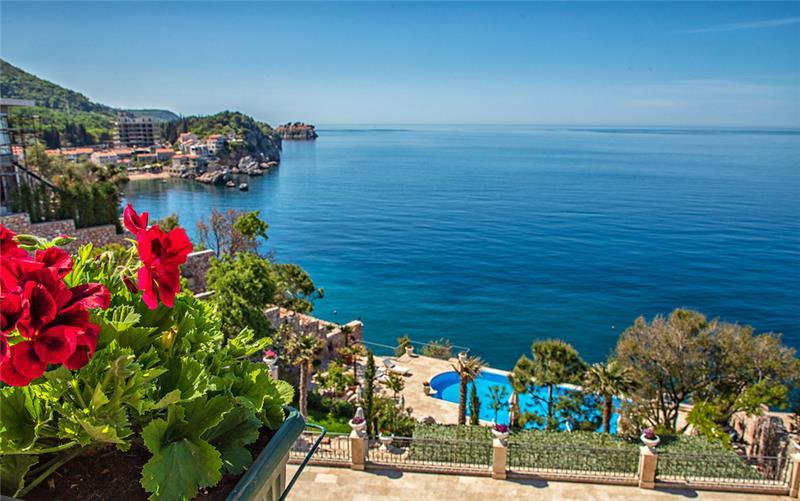 Beachfront villa in Budva, photograph 15