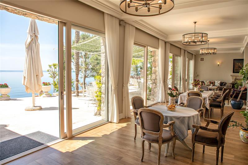 Beachfront villa in Budva, photograph 13