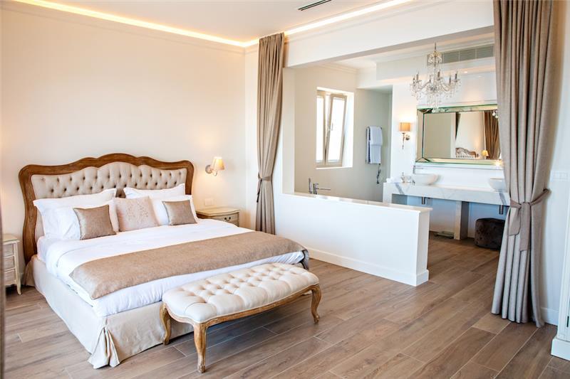 Beachfront villa in Budva, photograph 12