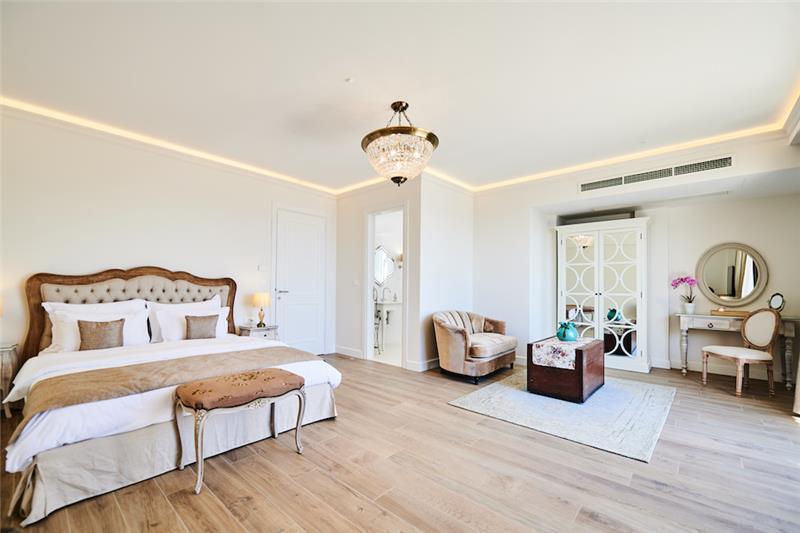 Beachfront villa in Budva, photograph 10
