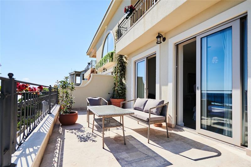 Beachfront villa in Budva, photograph 7