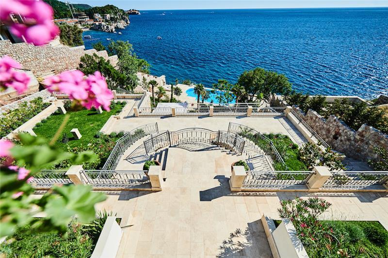 Beachfront villa in Budva, photograph 3