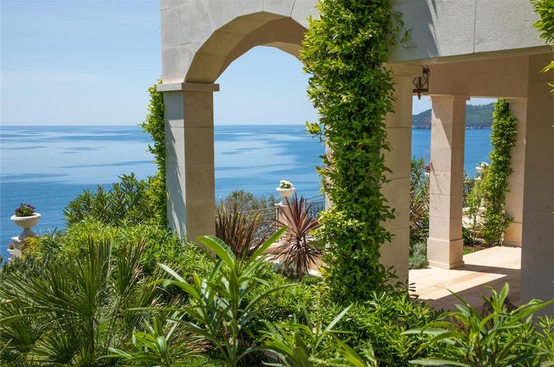 11 bedroom seafront villa with infinity pool near Budvar, sleeps 22