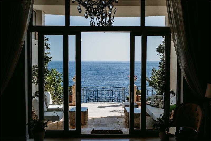 Beachfront villa in Budva, photograph 38