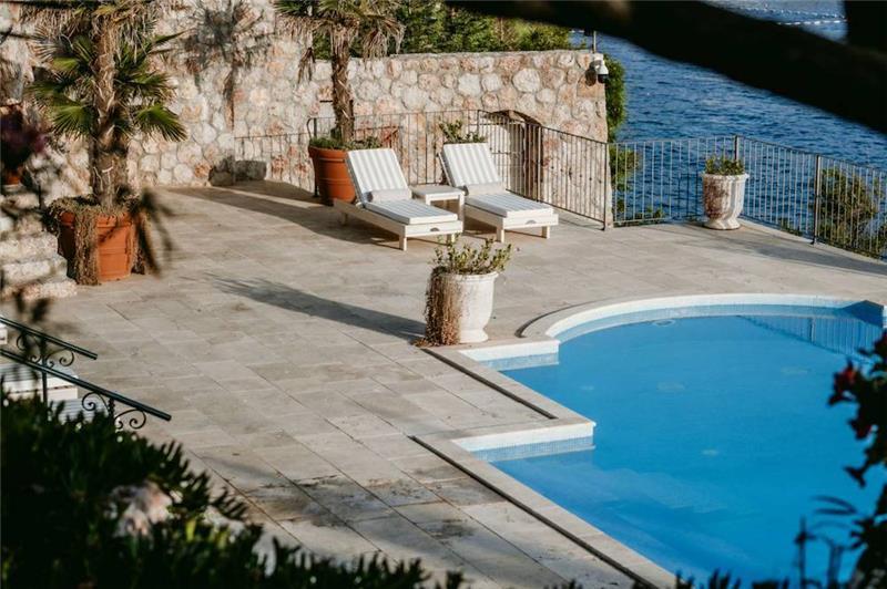 Beachfront villa in Budva, photograph 37