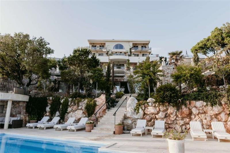Beachfront villa in Budva, photograph 31