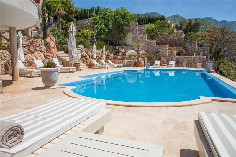 Beachfront villa in Budva, photograph 24