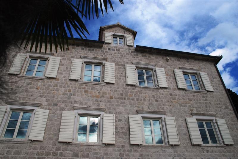 Beachfront villa in Dobrota, photograph 8