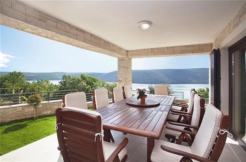 3 bedroom villa with infinity pool in Trget, Istria, sleeps 6