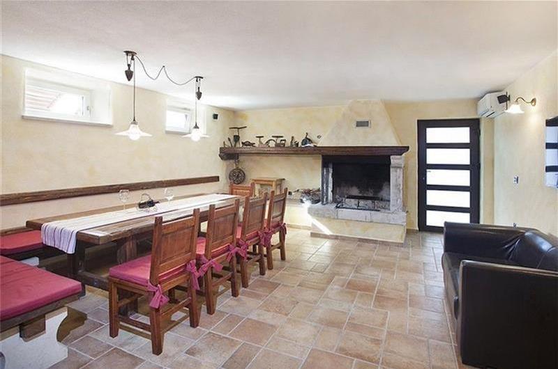 3 bedroom villa with infinity pool in Trget, Istria, sleeps 6