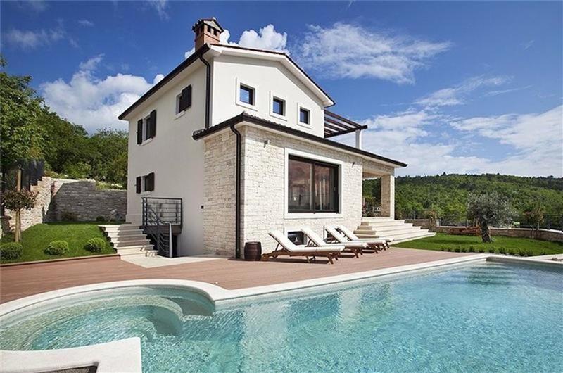 3 bedroom villa with infinity pool in Trget, Istria, sleeps 6