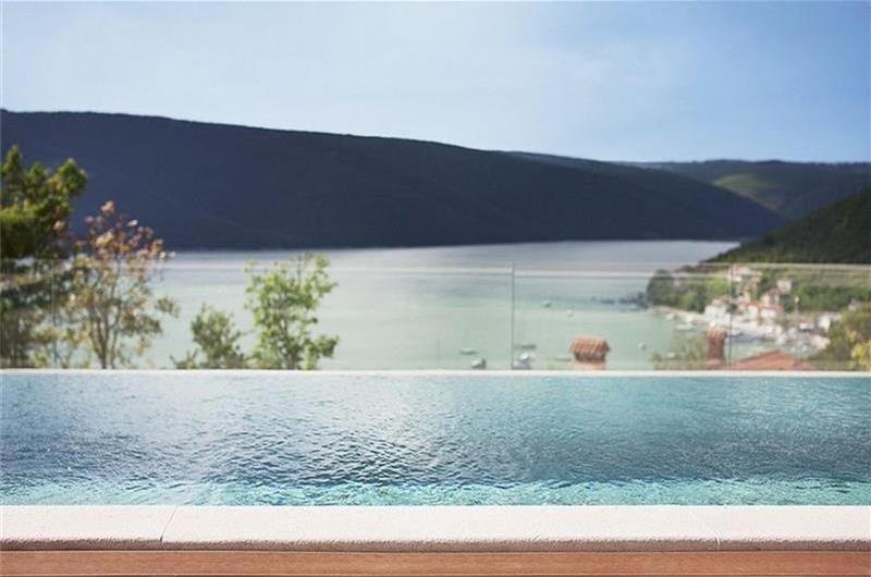3 bedroom villa with infinity pool in Trget, Istria, sleeps 6