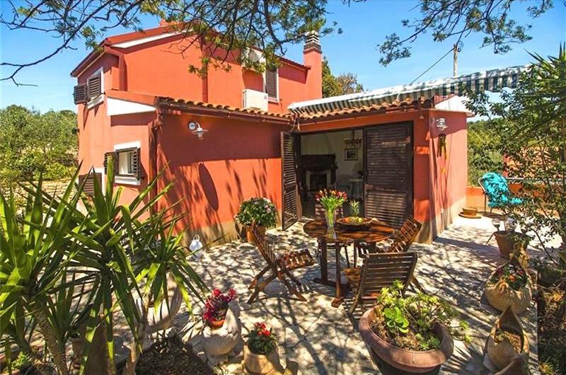 4 bedroom villa with pool in Maslinica, sleeps 8