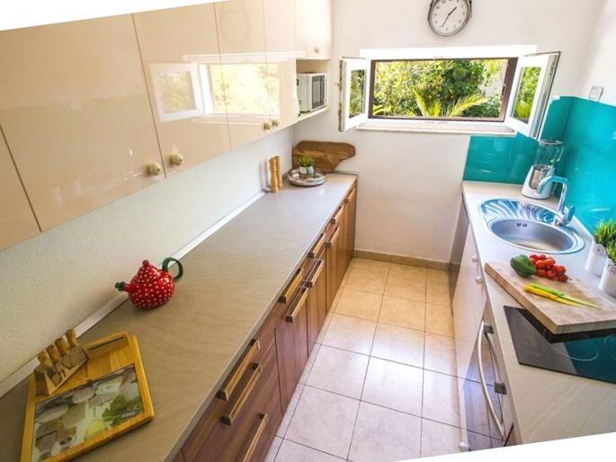 4 bedroom villa with pool in Maslinica, sleeps 8