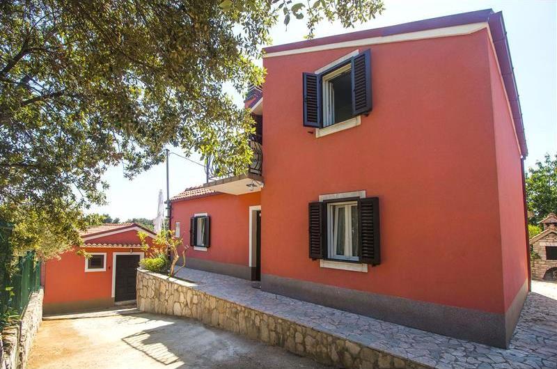 4 bedroom villa with pool in Maslinica, sleeps 8