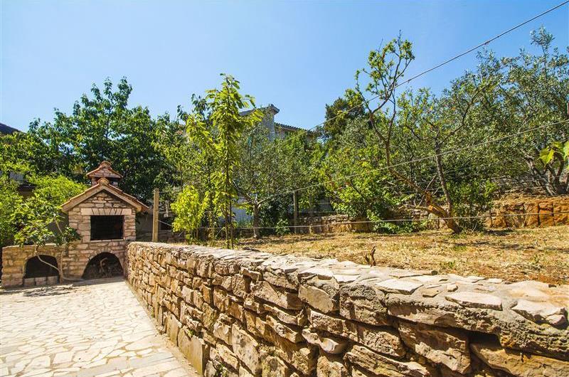 4 bedroom villa with pool in Maslinica, sleeps 8