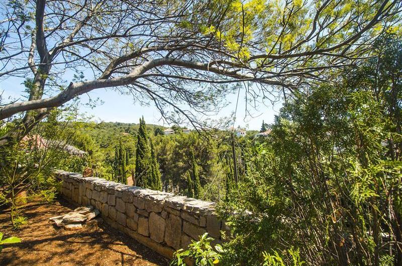 4 bedroom villa with pool in Maslinica, sleeps 8