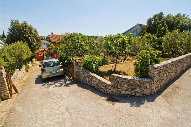 4 bedroom villa with pool in Maslinica, sleeps 8