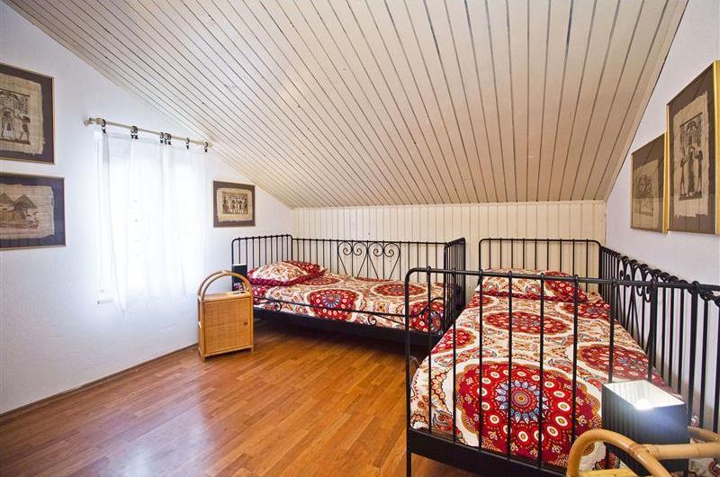 4 bedroom villa with pool in Maslinica, sleeps 8