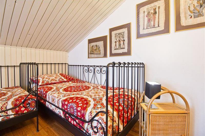 4 bedroom villa with pool in Maslinica, sleeps 8