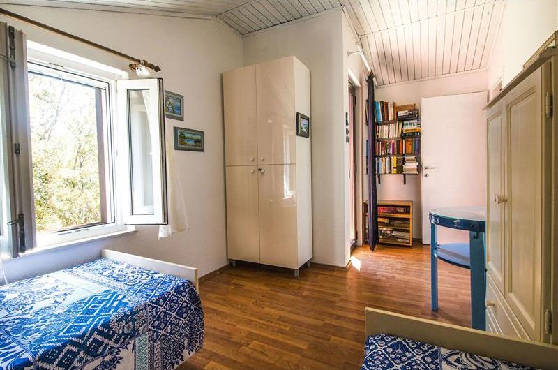 4 bedroom villa with pool in Maslinica, sleeps 8