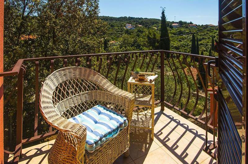 4 bedroom villa with pool in Maslinica, sleeps 8