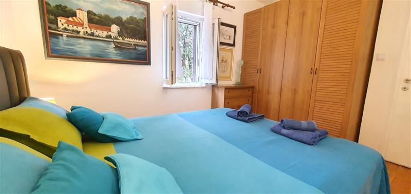 4 bedroom villa with pool in Maslinica, sleeps 8