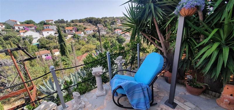 4 bedroom villa with pool in Maslinica, sleeps 8