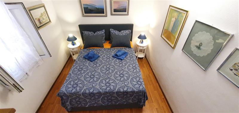 4 bedroom villa with pool in Maslinica, sleeps 8