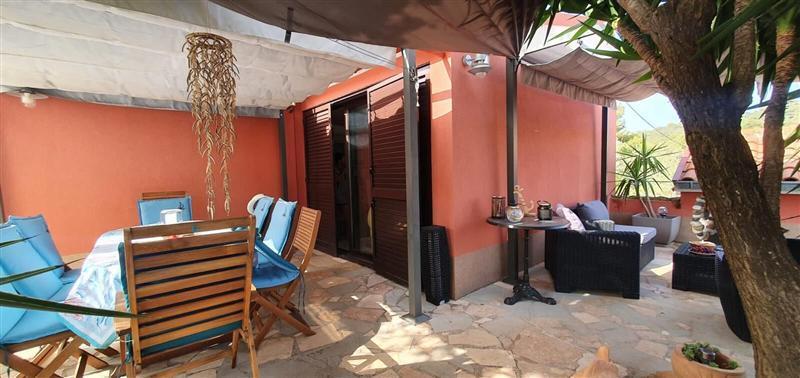 4 bedroom villa with pool in Maslinica, sleeps 8