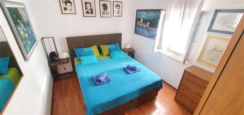 4 bedroom villa with pool in Maslinica, sleeps 8