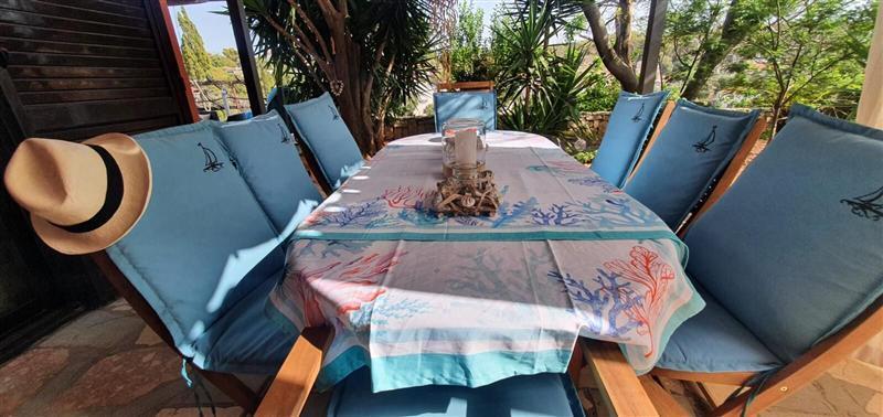 4 bedroom villa with pool in Maslinica, sleeps 8