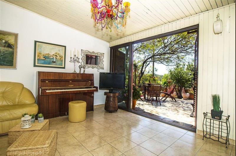 4 bedroom villa with pool in Maslinica, sleeps 8