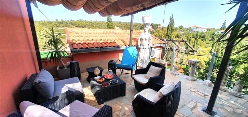 Sea-view villa in Maslinica, photograph 18
