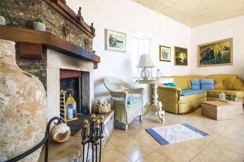 4 bedroom villa with pool in Maslinica, sleeps 8