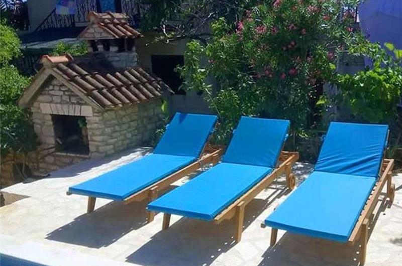 4 bedroom villa with pool in Maslinica, sleeps 8