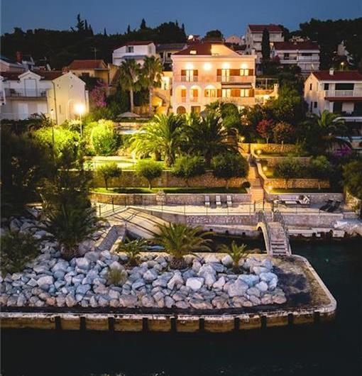 5 bedroom beachfront villa with pool on Ciova Island, Trogir, sleeps 12